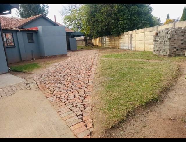 7 BEDROOM HOUSE FOR SALE IN CRYSTAL PARK